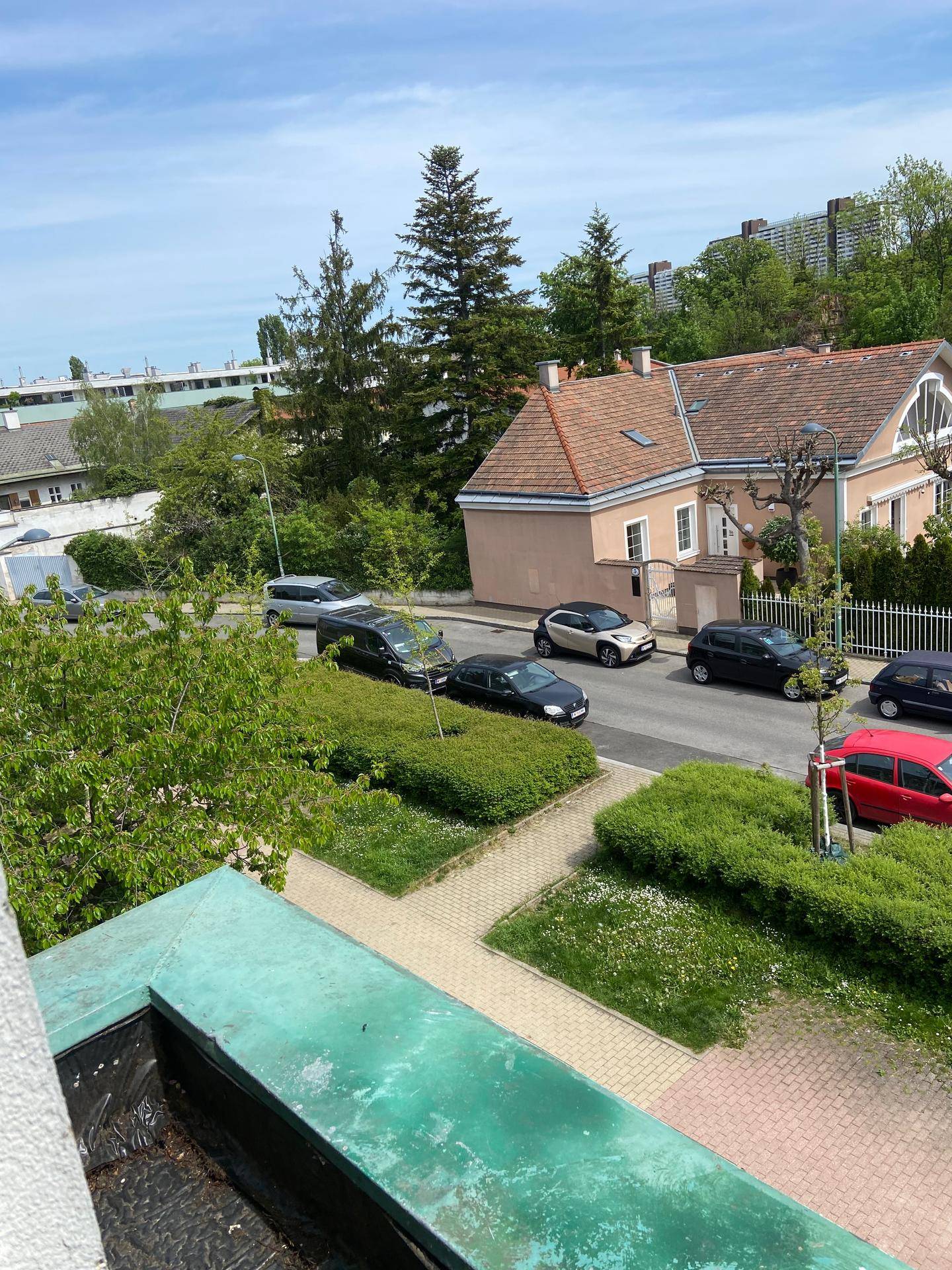Panoramablick über die Wohngegend mit Straße, Häusern und Bäumen.