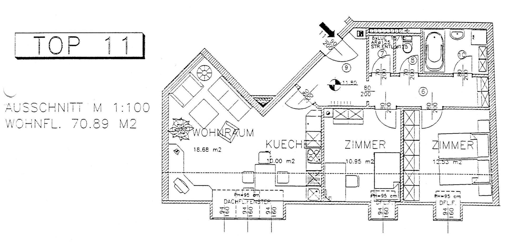 Grundriss der Wohnung TOP 11 mit Wohnzimmer, Küche, zwei Zimmern und Bad, inklusive Balkon.