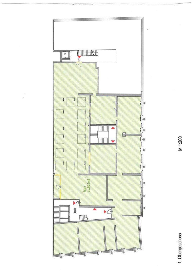 Grundriss des ersten Obergeschosses mit einem offenen Layout, großen Fensterfronten und einem Balkonbereich.