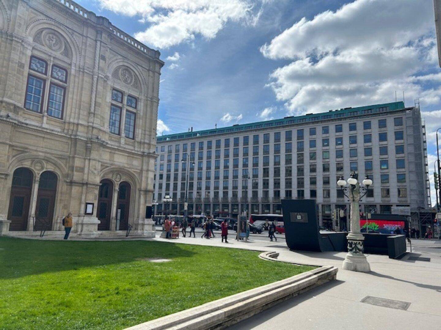 Historisches Gebäude mit prächtiger Architektur und Blick auf die belebte Stadt.