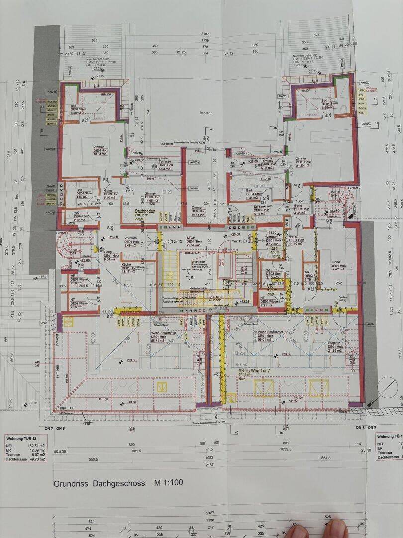 Detaillierter Grundriss des Dachgeschosses mit mehreren Wohneinheiten und Terrassenbereichen.