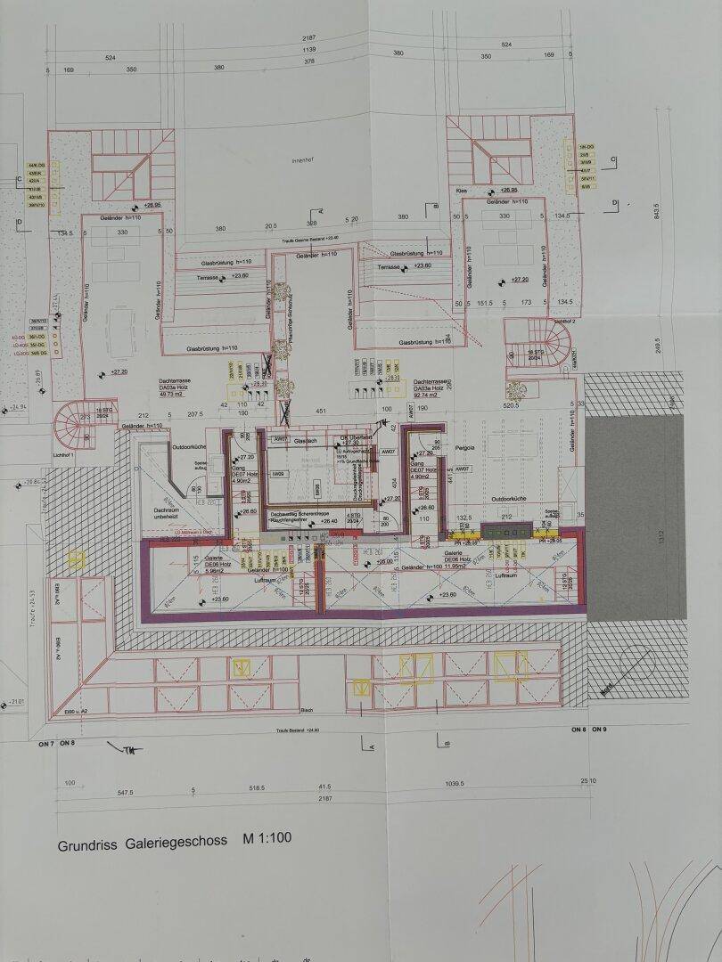 Grundriss des Galeriegeschosses mit offenem Wohnbereich und Zugang zu weiteren Terrassen.