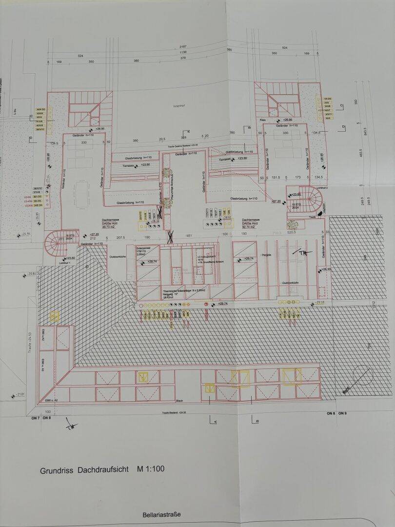 Grundriss der Dachaufsicht zeigt die Anordnung von Terrassen, Gartenbereichen und Parkplätzen.