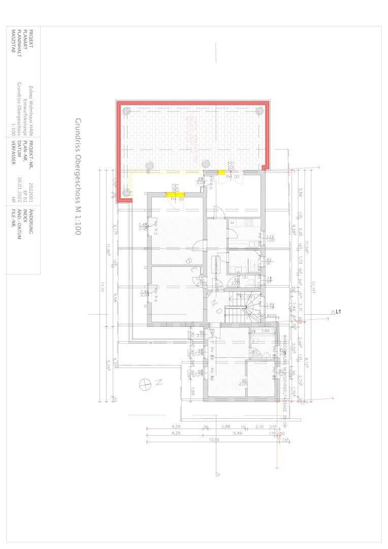 Grundriss des Obergeschosses mit Balkon und mehreren Zimmern.
