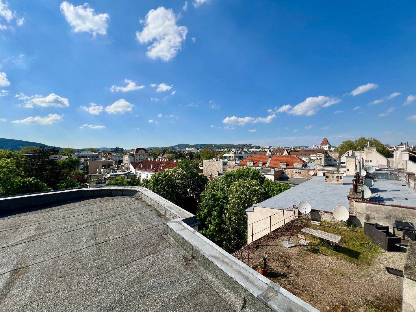 Weitläufiger Blick über die Dächer der Stadt mit vielen Antennen und Satellitenschüsseln.
