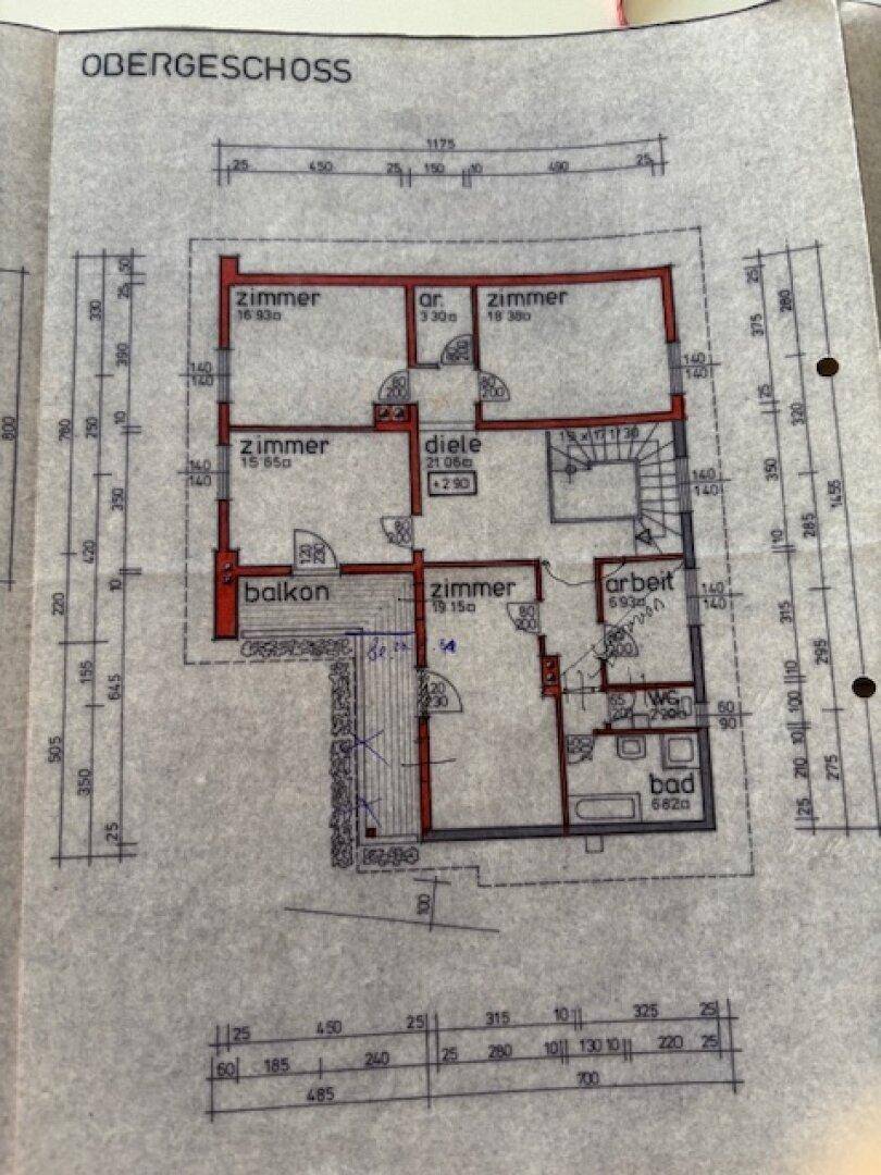 Grundriss des Obergeschosses mit mehreren Zimmern, Bad und einem zugänglichen Balkon.