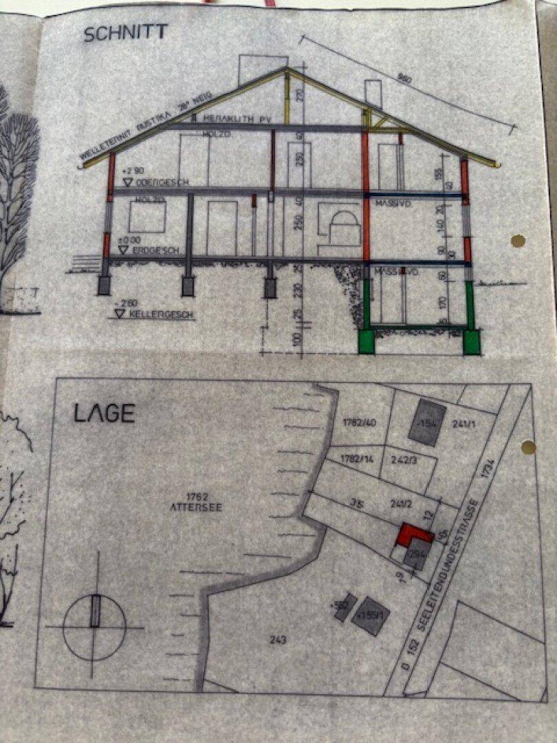 Technischer Schnittplan des Gebäudes und Lageplan des Grundstücks am Attersee.