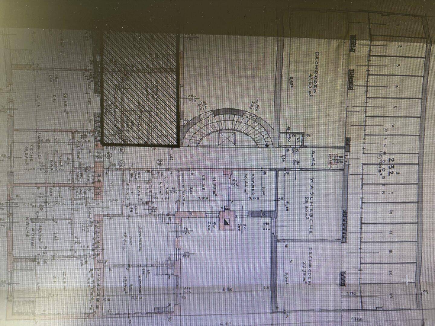 Übersichtlicher Grundriss einer Etage mit mehreren Zimmern, Wohnküche und Sanitärbereichen.