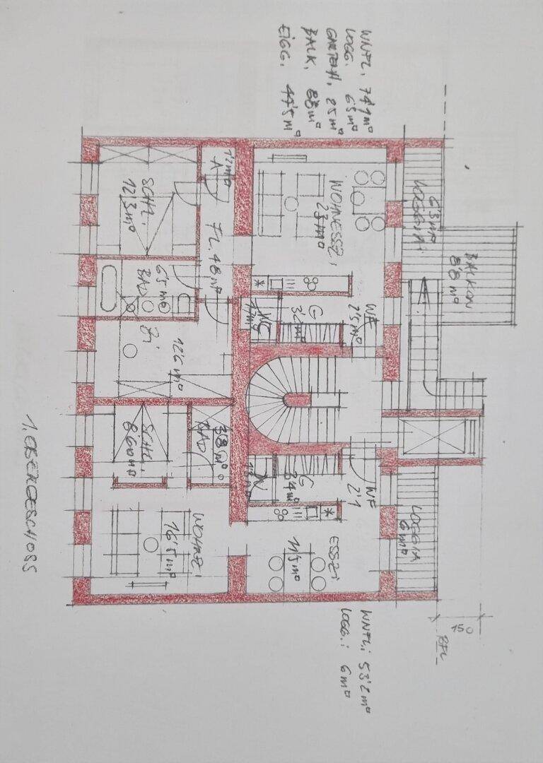Handgezeichneter Grundriss mit mehreren Zimmern, Wendeltreppe und Balkonen.