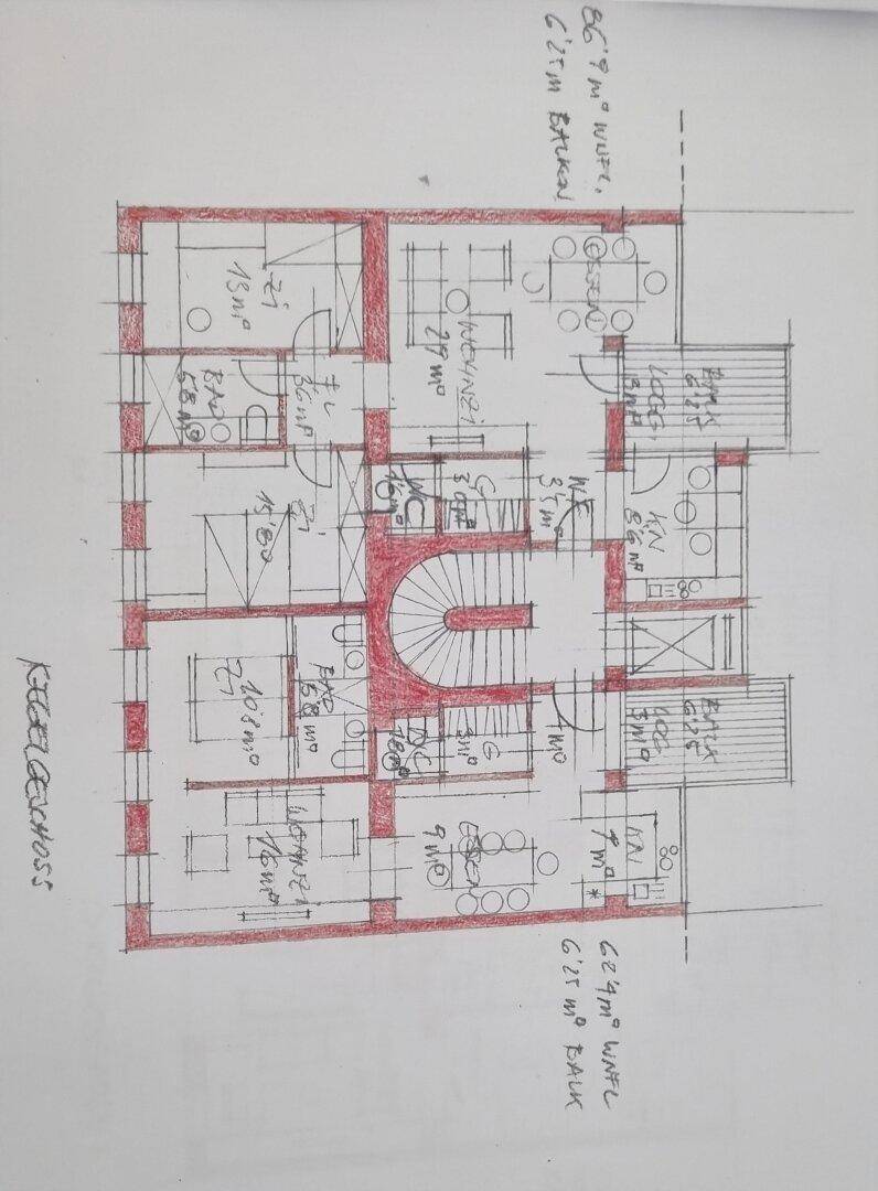 Handgezeichneter Grundriss eines Obergeschosses mit Wendeltreppe und Außenbereichen.
