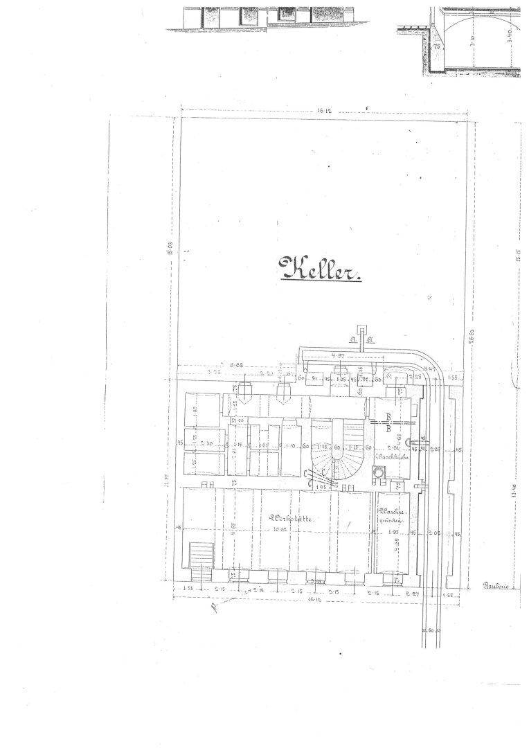 Historischer Grundrissplan des Kellergeschosses mit verschiedenen Räumen und Treppen.