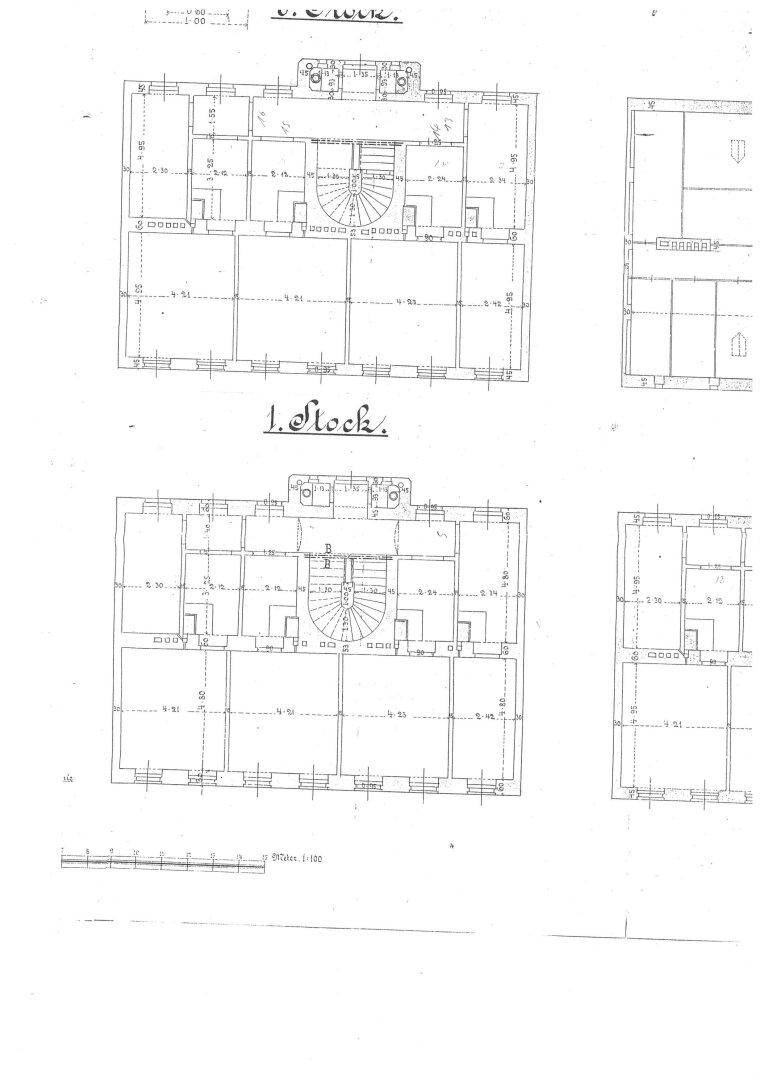 Historischer Grundrissplan des ersten Stocks mit zentraler Wendeltreppe und mehreren Zimmern.