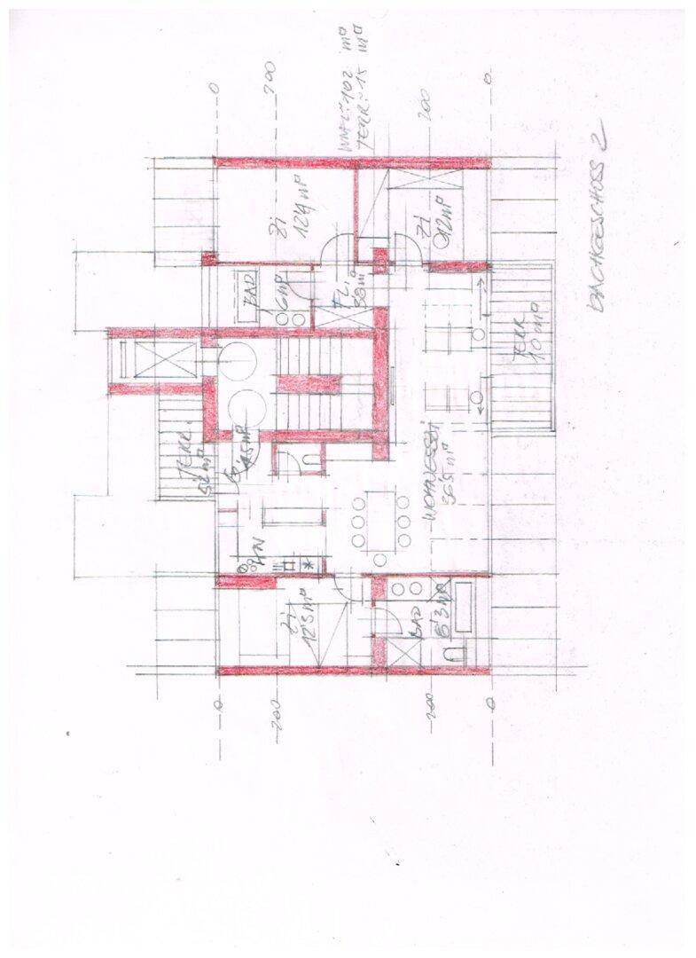Handgezeichneter Grundriss mit mehreren Terrassen und einer effizienten Raumaufteilung.