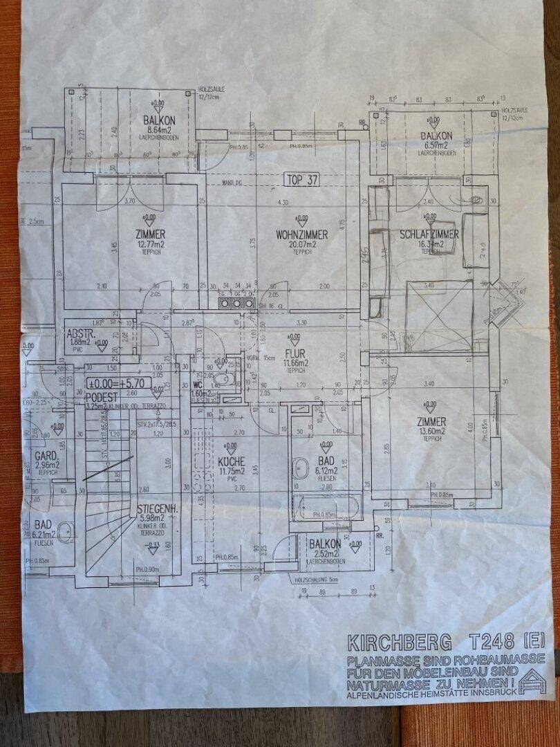 Detaillierter Grundriss der Wohnung mit Raumaufteilung und Balkonen.