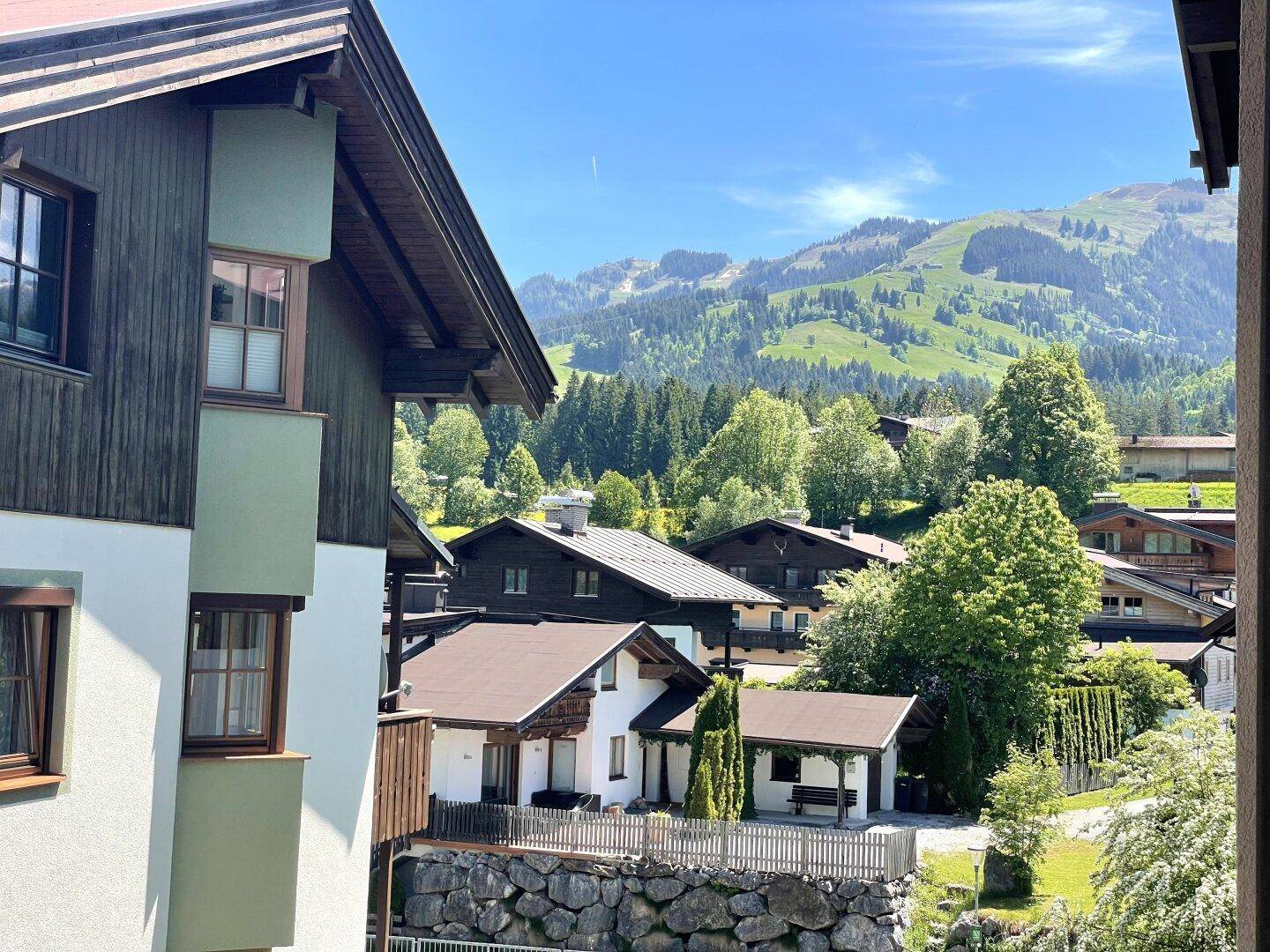 Malerischer Blick auf die umliegende Berglandschaft und traditionelle Häuser.