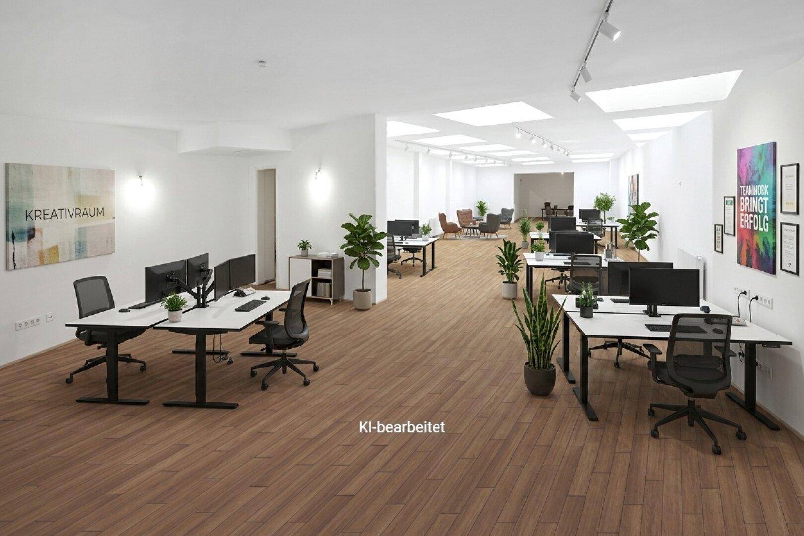 Großes, offenes Büro mit vielen Arbeitsplätzen, Holzboden und Deckenlichtern, die den Raum erhellen.