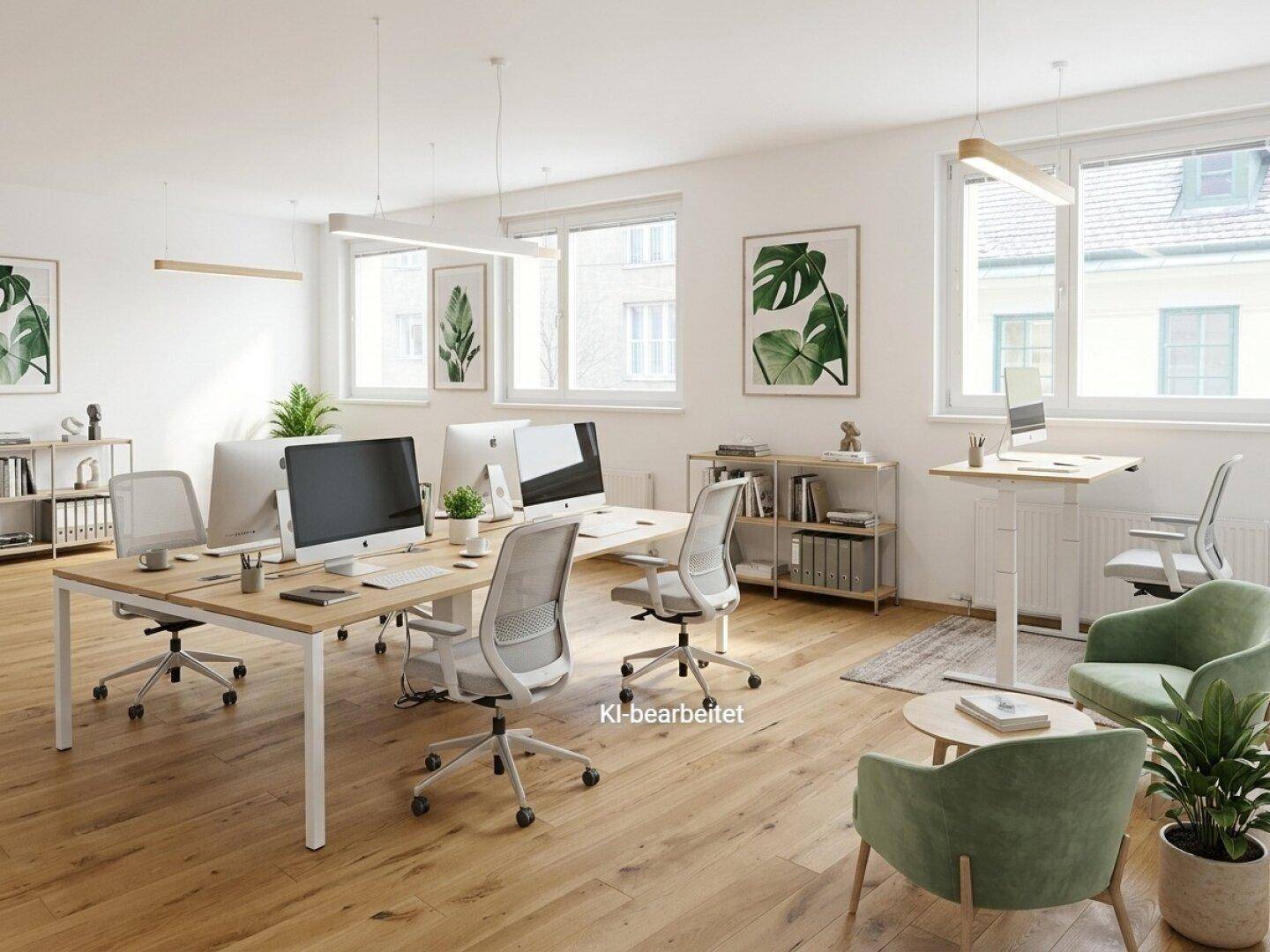 Helles und modernes Büro mit Holzboden, mehreren Arbeitsplätzen und einer gemütlichen Sitzecke.