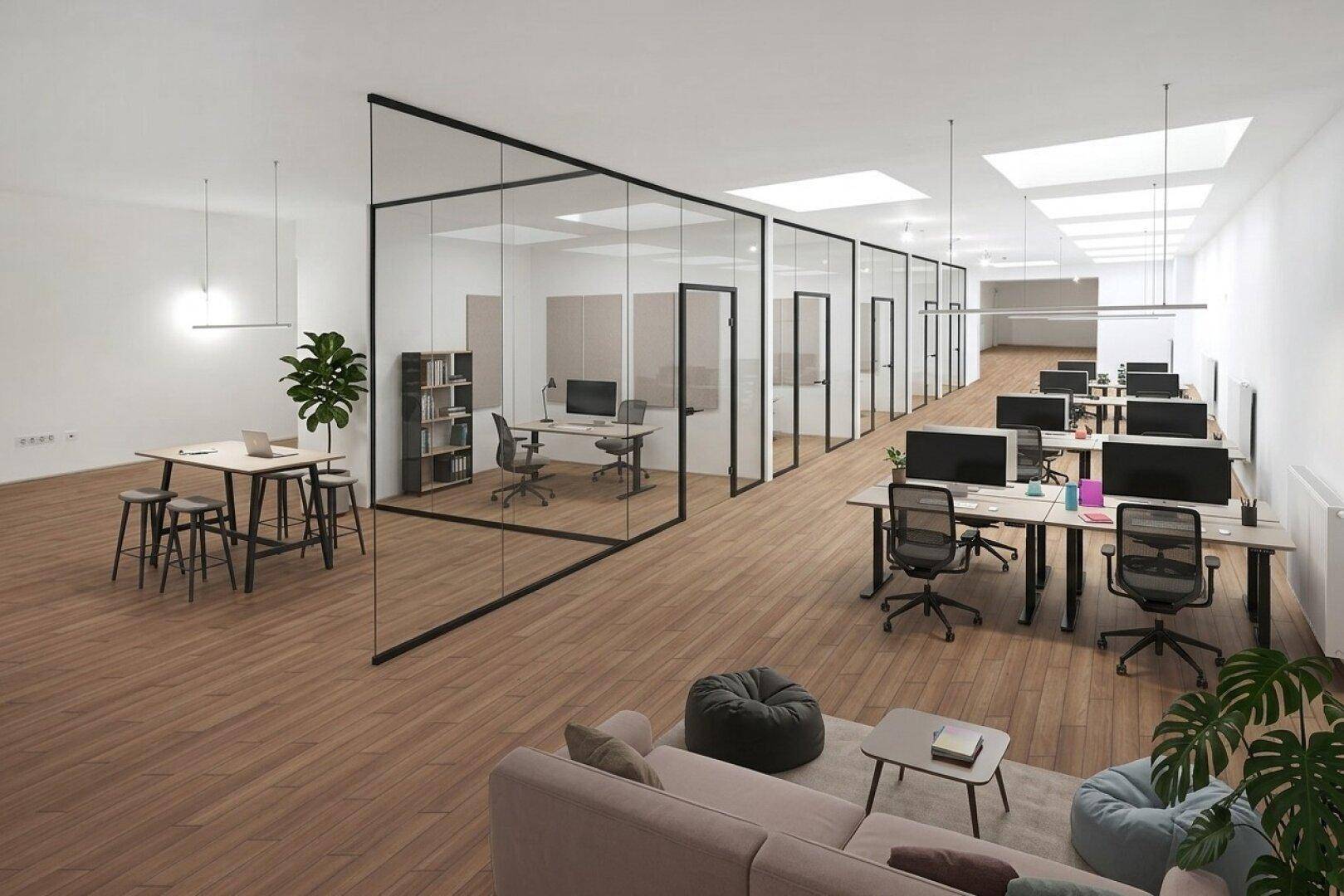 Großes, offenes Büro mit vielen Arbeitsplätzen, Glaswänden und modernen Möbeln.