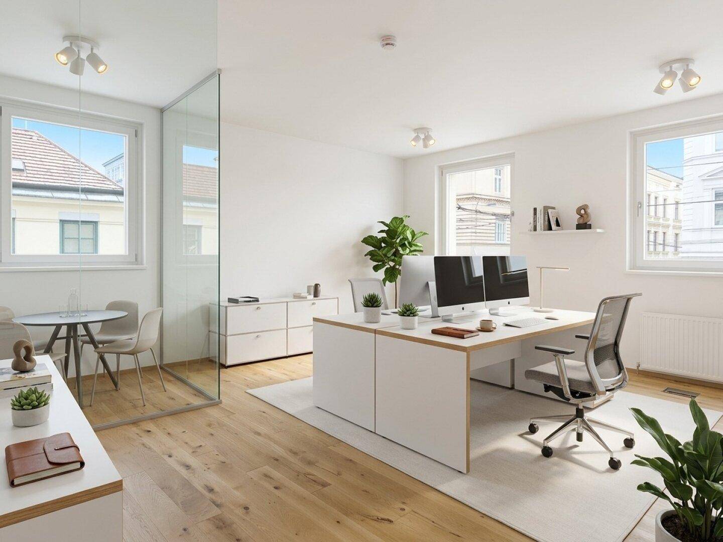 Helles Büro mit weißem Schreibtisch, großen Fenstern und Blick auf die Stadt.