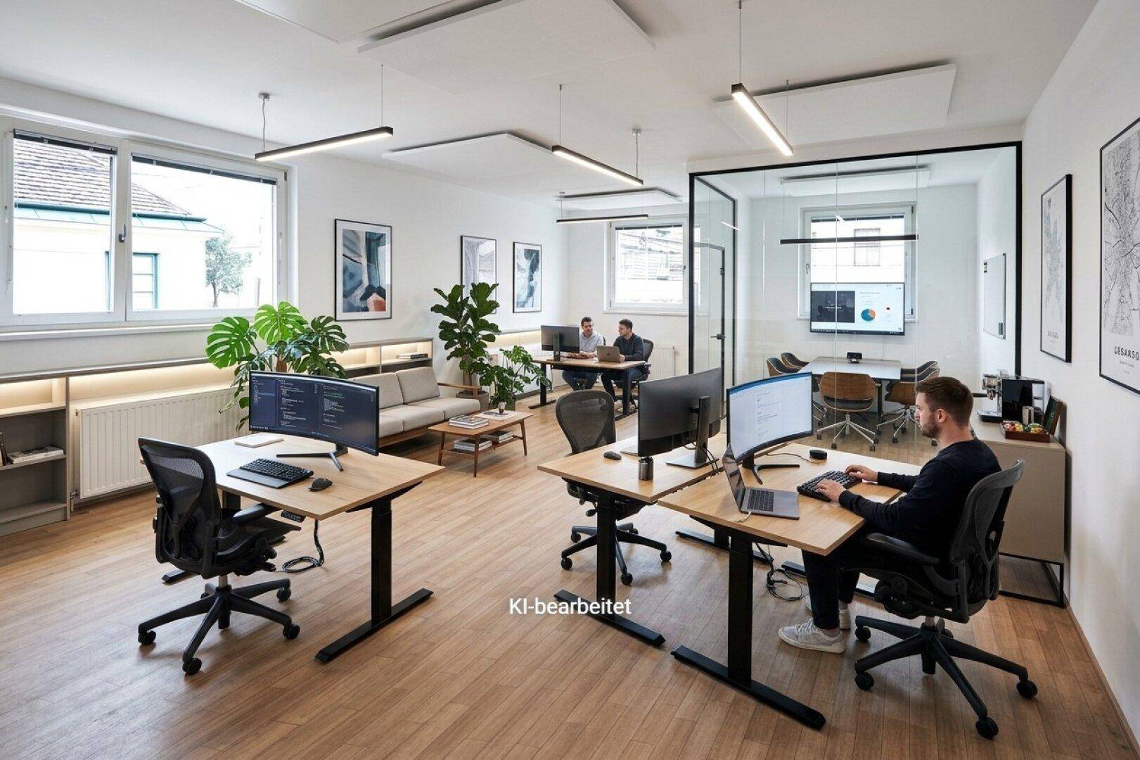 Geräumiges Büro mit mehreren Arbeitsbereichen, bequemen Sitzgelegenheiten und großen Fenstern.