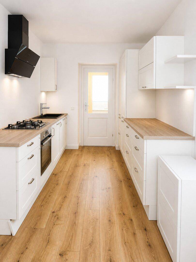 Moderne weiße Küche mit Holz-Arbeitsplatten, Gasherd und Dunstabzugshaube.
