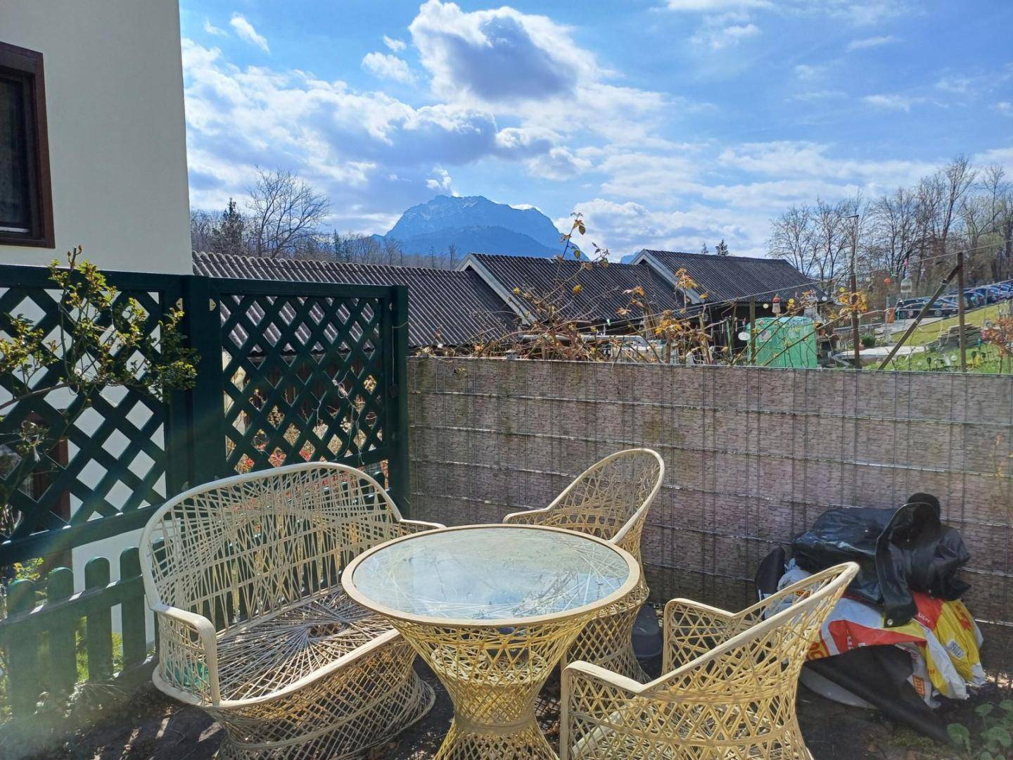 K1600_20250409_113740_Garten_mit_Sitzbereich