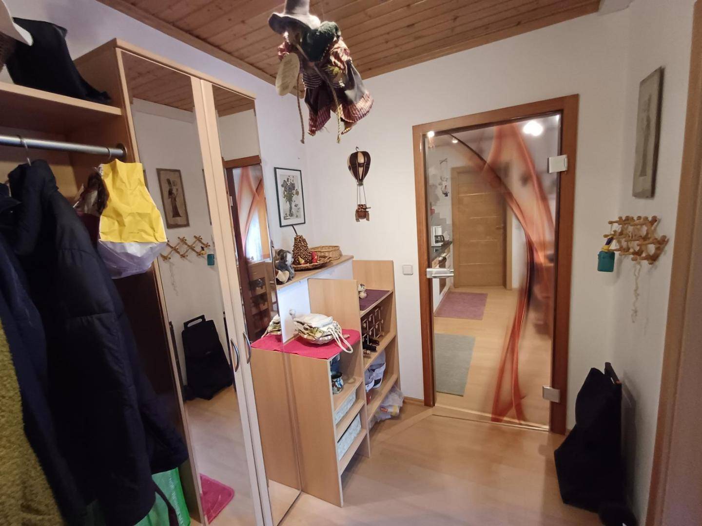K1600_20250409_111132_Garderobe_Vorraum