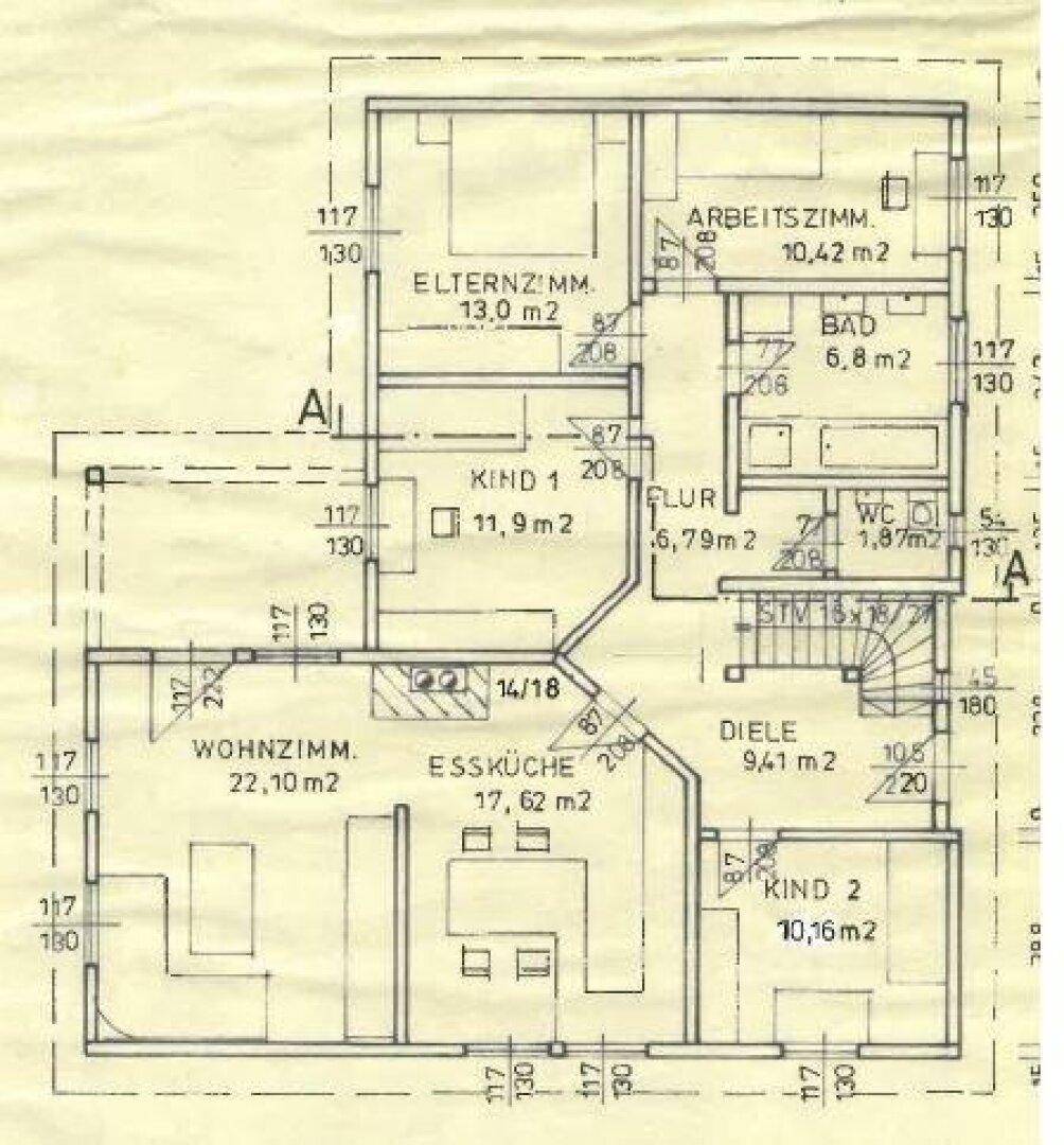 Grundriss des Erdgeschosses mit Wohnzimmer, Essküche, Schlafzimmern und Bad.