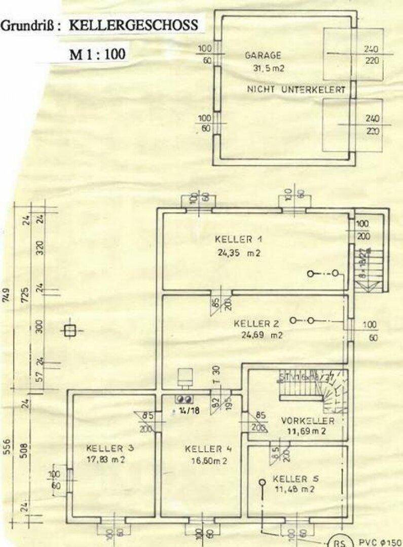 Grundriss des Kellergeschosses mit Garage und mehreren Kellerräumen zur Lagerung.