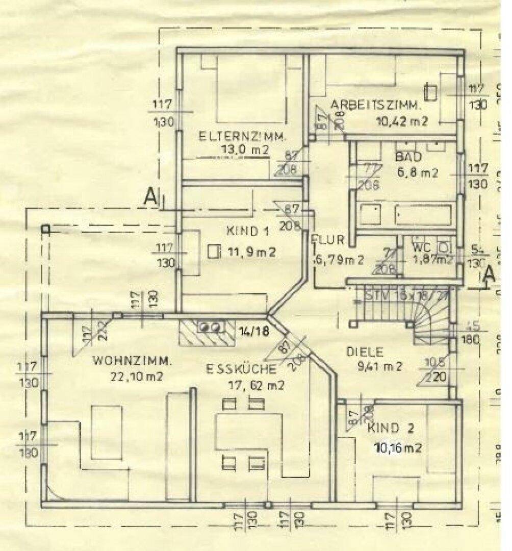 Grundriss des Erdgeschosses mit Wohnzimmer, Essküche, Elternzimmer, zwei Kinderzimmern, Arbeitszimmer, Bad und separatem WC.