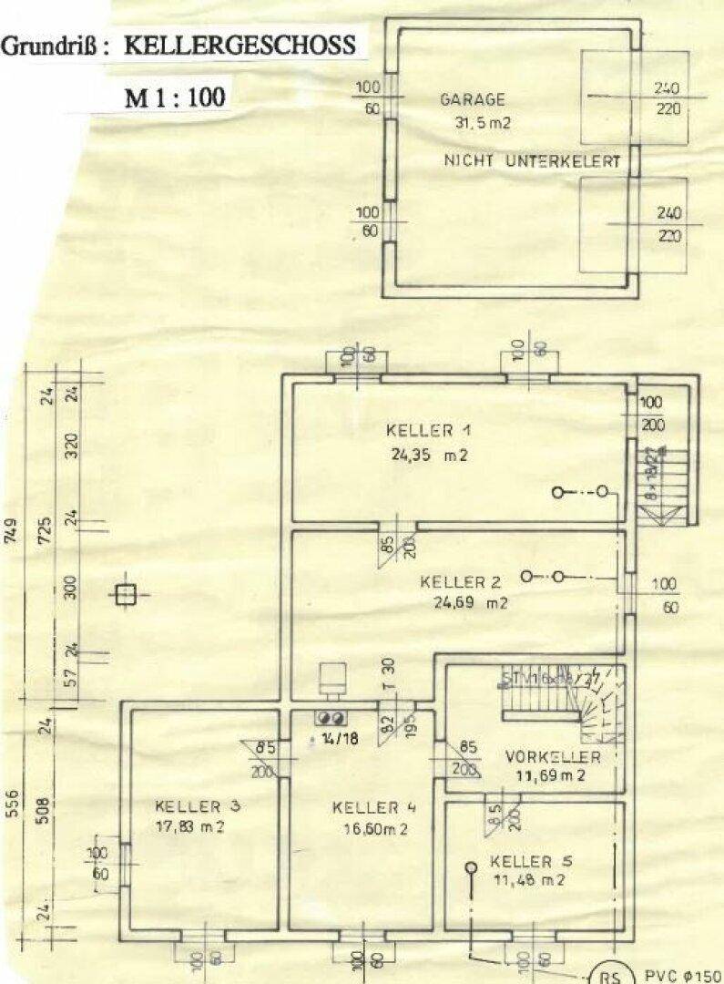 Grundriss des Kellergeschosses mit Garage, mehreren Kellerräumen und einem Vorratskeller.