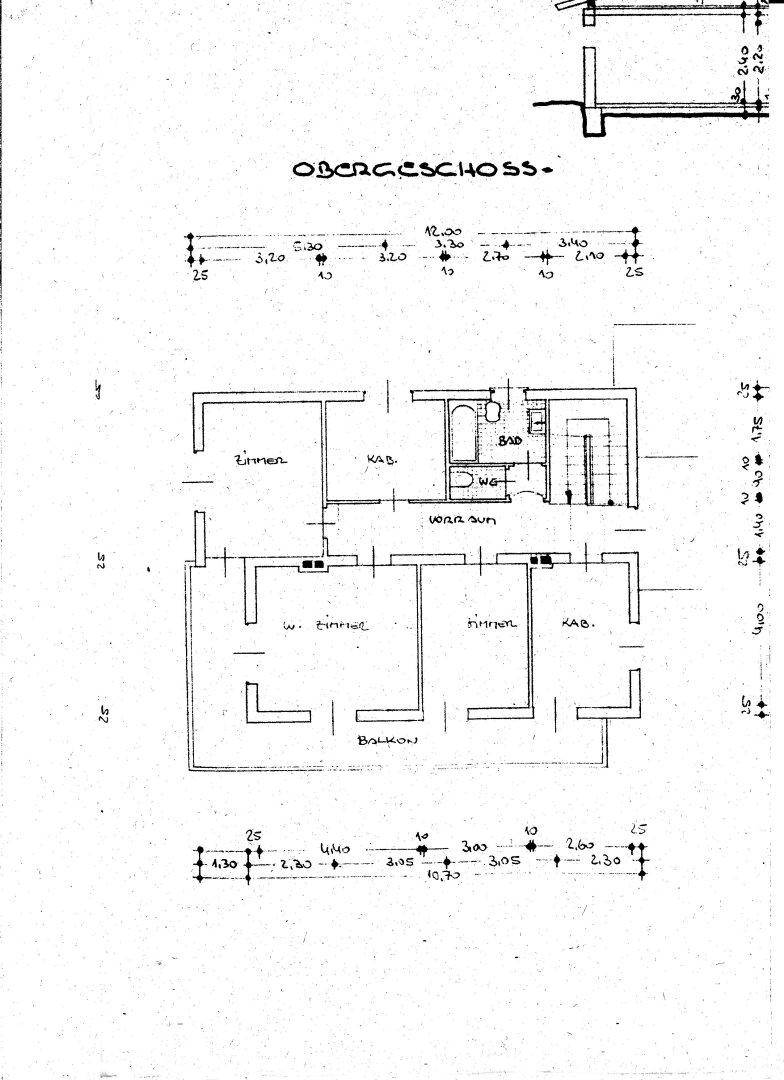 Grundriss des Obergeschosses mit Schlafzimmern, Bad und Balkon.