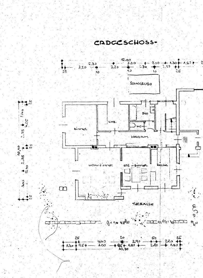 Grundriss des Erdgeschosses mit Wohnzimmer, Esszimmer, Küche und Terrasse.