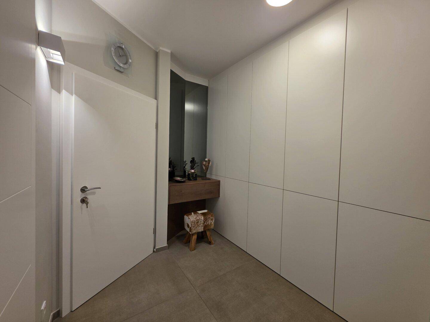 Praktischer Abstellraum oder Ankleidezimmer mit Einbauschränken und viel Stauraum.