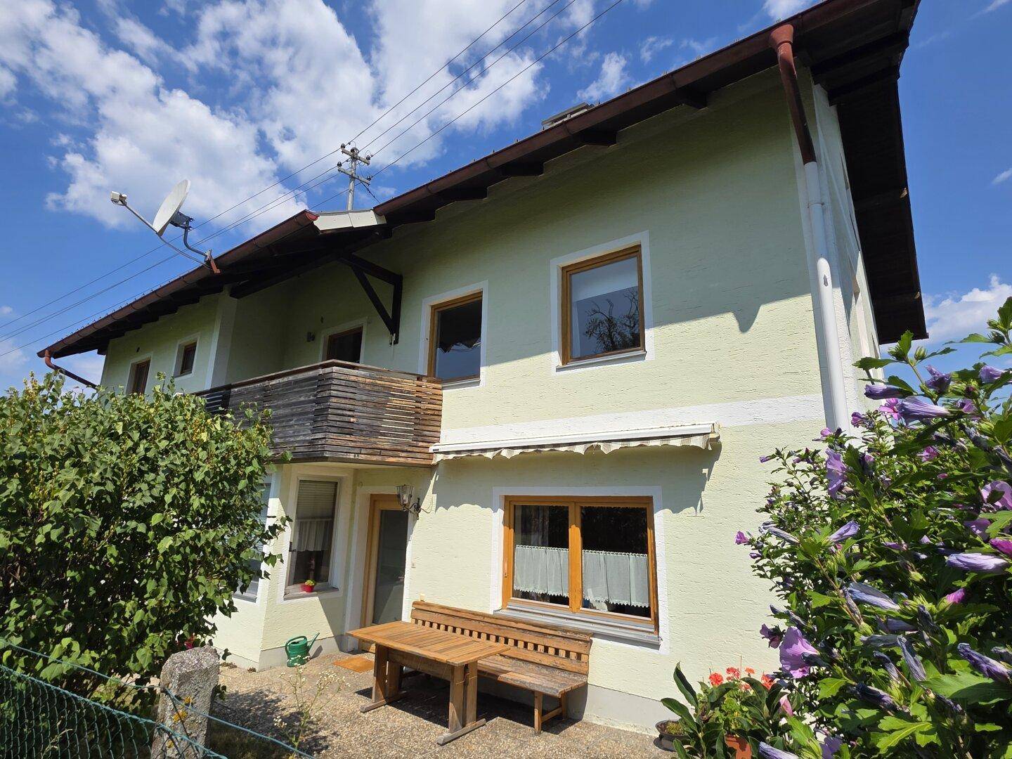 Charmantes Einfamilienhaus mit Balkon, Terrasse und gepflegtem Vorgarten.
