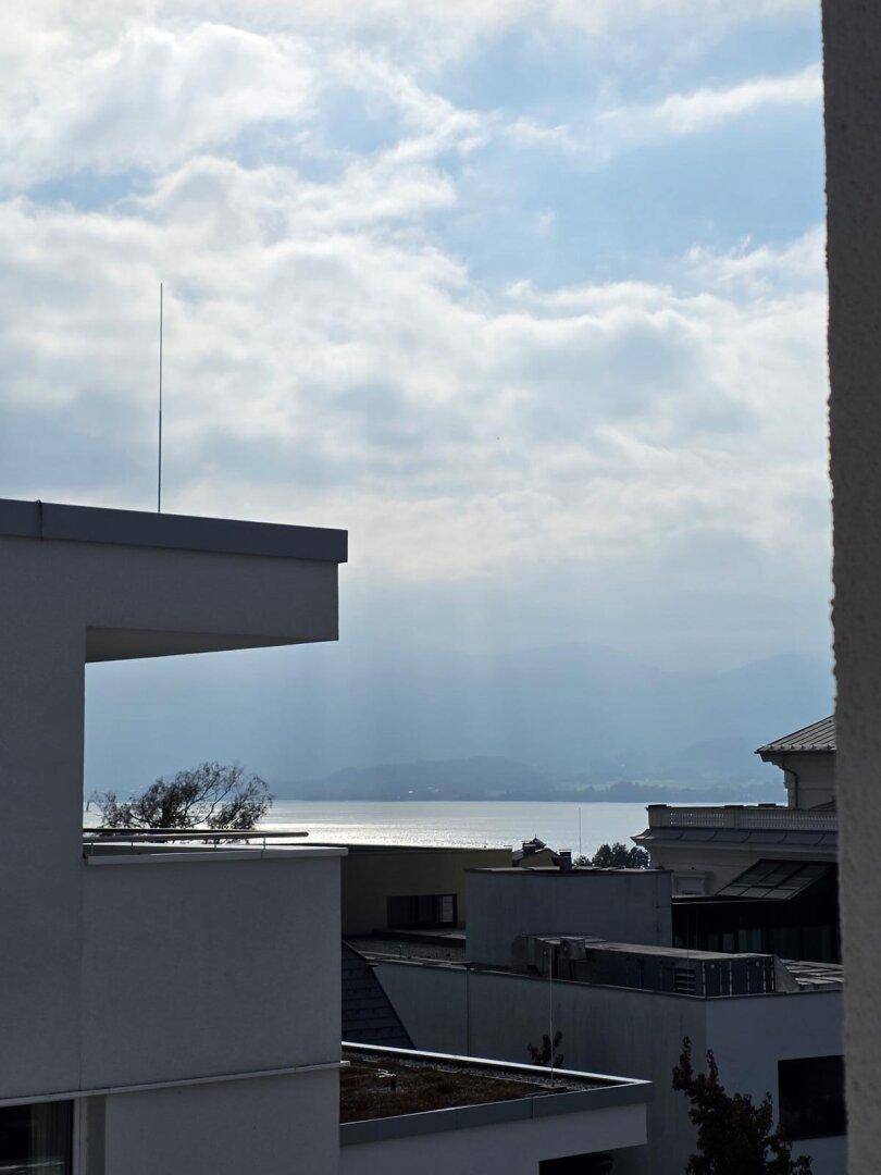 Weiter Blick auf den See und den Himmel mit Wolkenformationen.