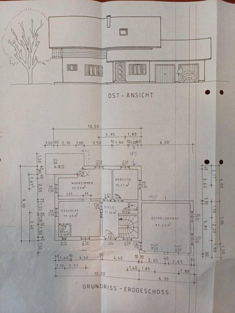 Grundriss des Erdgeschosses mit Wohnzimmer, Essküche, Arbeitszimmer und Doppelgarage.