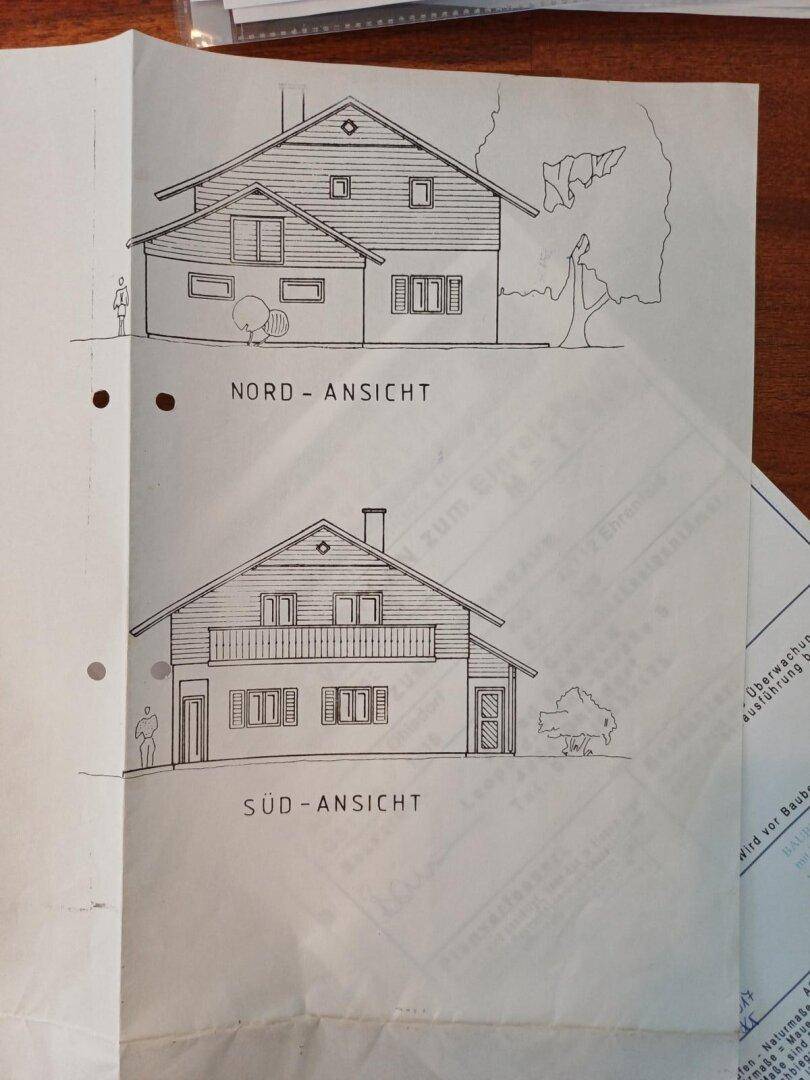 Architektonische Ansichten eines Hauses von Norden und Süden mit Balkon und Giebeldach.