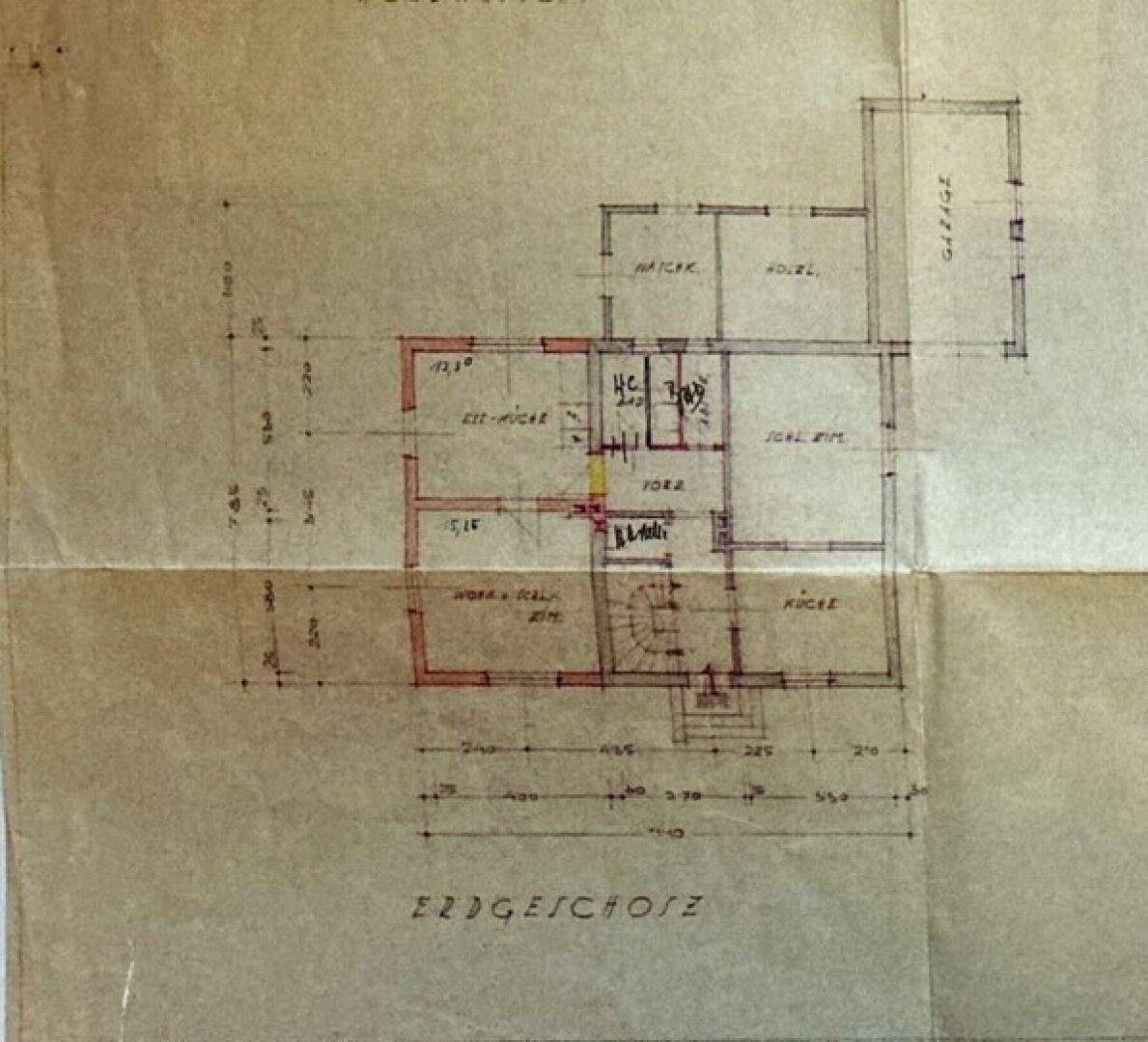 Historischer Grundriss des Erdgeschosses mit Raumaufteilung und Maßen.