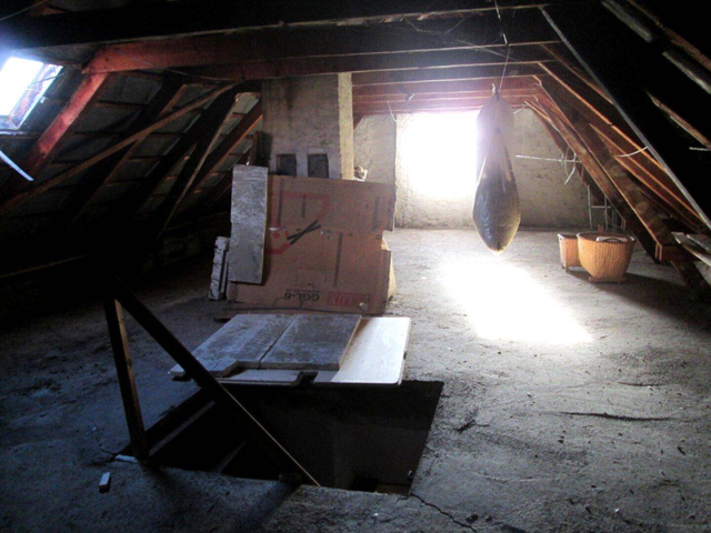 Dachboden mit einem Dachfenster, das Licht hereinlässt, und einem offenen Zugang zum darunterliegenden Bereich.