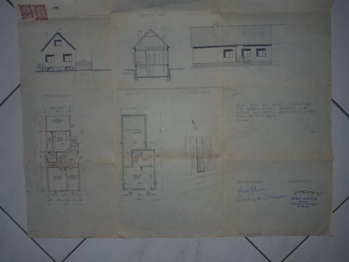 Mehrere architektonische Zeichnungen auf einem gefalteten Papier, die Grundrisse und Ansichten des Gebäudes zeigen.