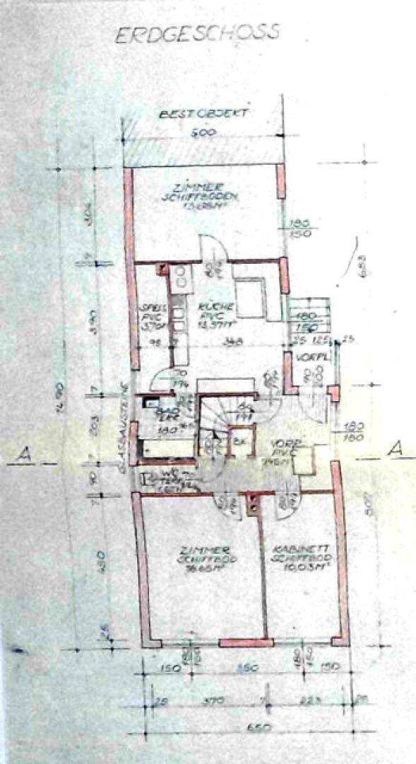 Grundriss des Erdgeschosses mit Zimmern, Küche und einem Vorplatz.