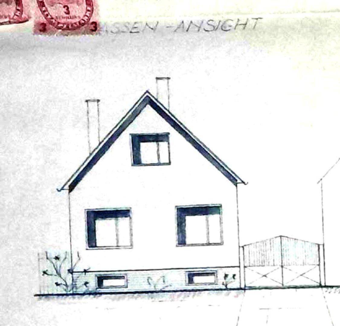 Fassadenansicht des Hauses mit Giebeldach und Fenstern.