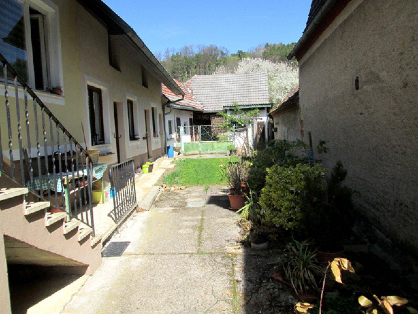 Interessantes kleines Haus in Ortslage mit idyllischen Gärten und Nebengebäuden! - Ansicht 2