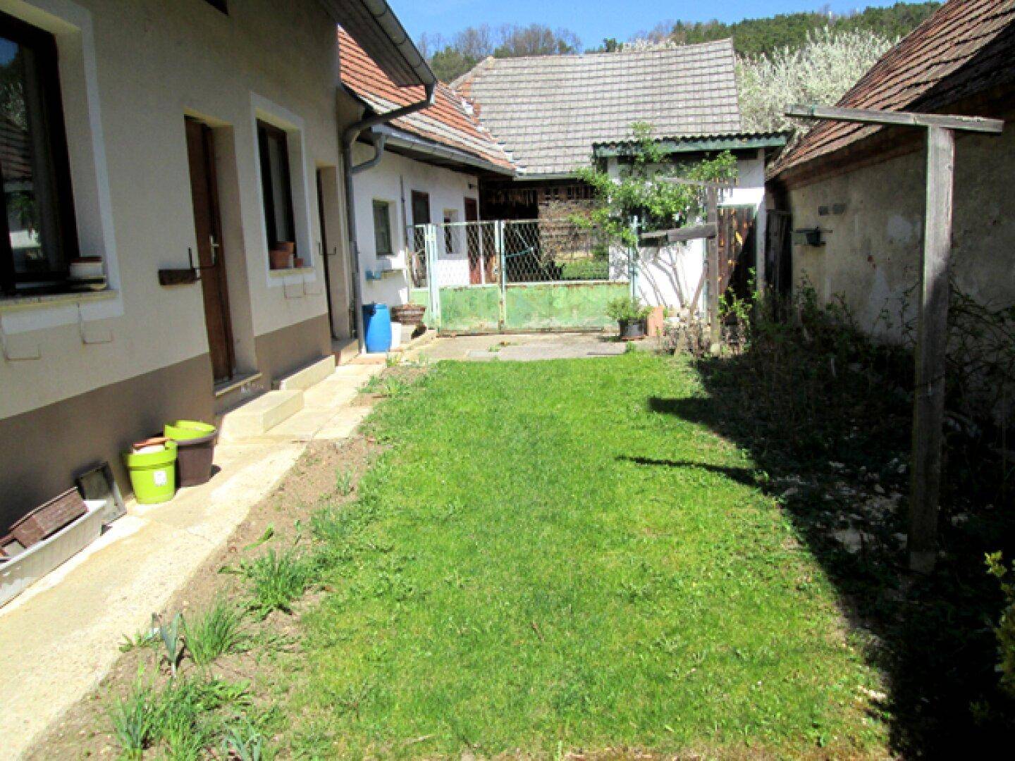 Interessantes kleines Haus in Ortslage mit idyllischen Gärten und Nebengebäuden! - Ansicht 3