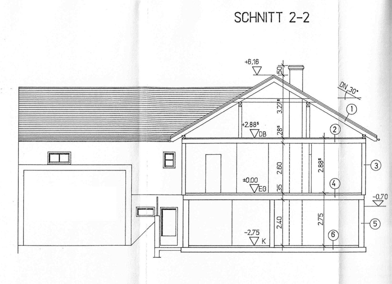 Architektonischer Querschnitt des Hauses (Schnitt 2-2) mit Darstellung der Geschosse und Dachneigung.