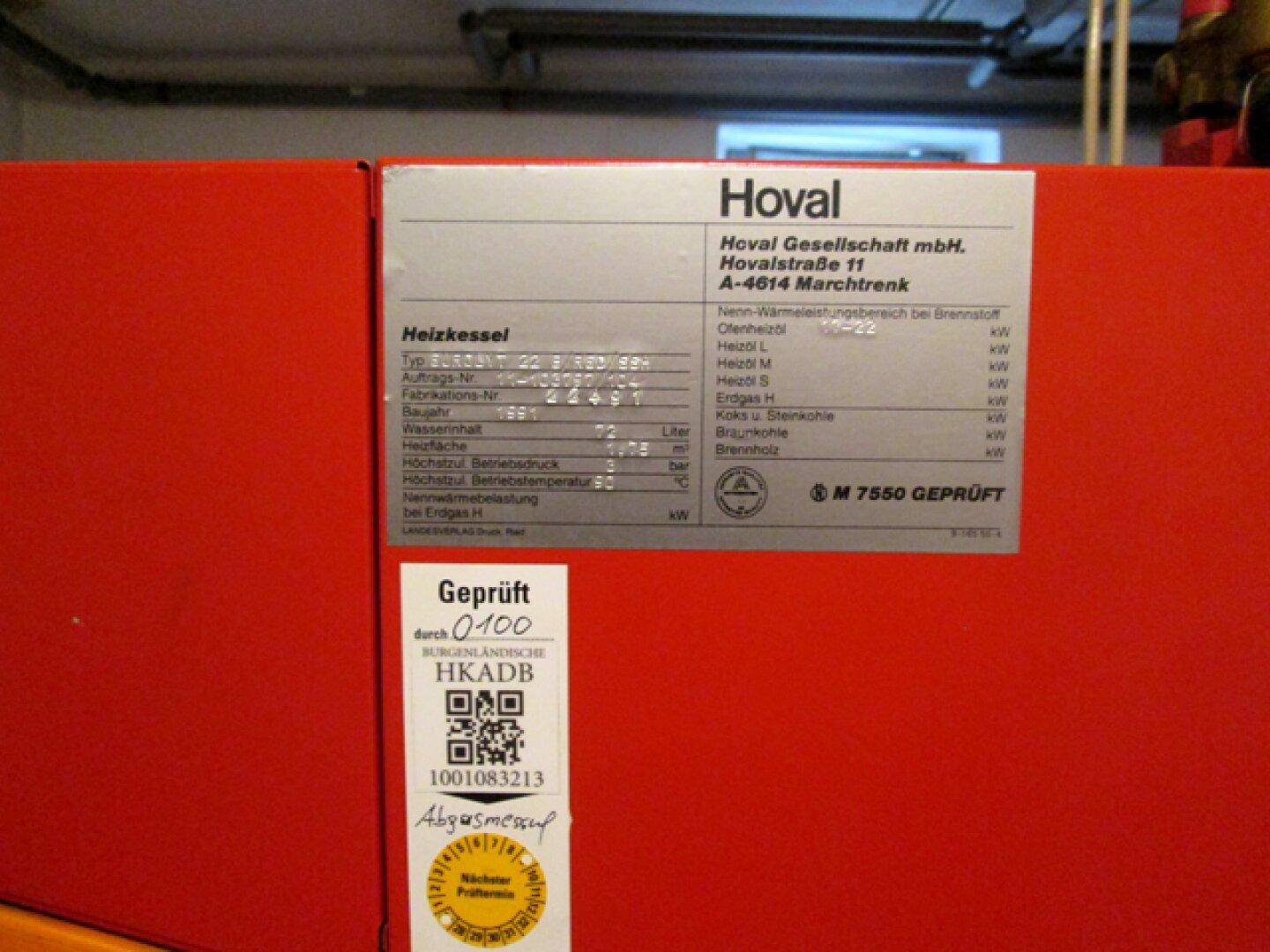 Nahaufnahme des Typenschilds einer Hoval Heizungsanlage mit technischen Spezifikationen.