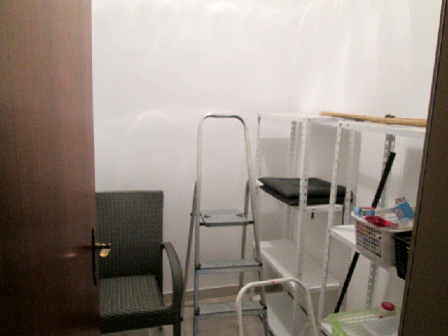Kleiner Abstellraum mit Regalen, einem Stuhl und einer Trittleiter für zusätzlichen Stauraum.