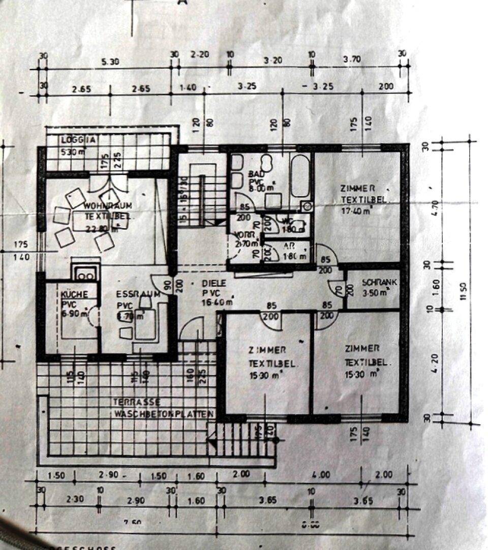 Grundriss des Erdgeschosses mit Wohnzimmer, Küche, Essbereich, Bad, Schlafzimmern, Loggia und Terrasse.