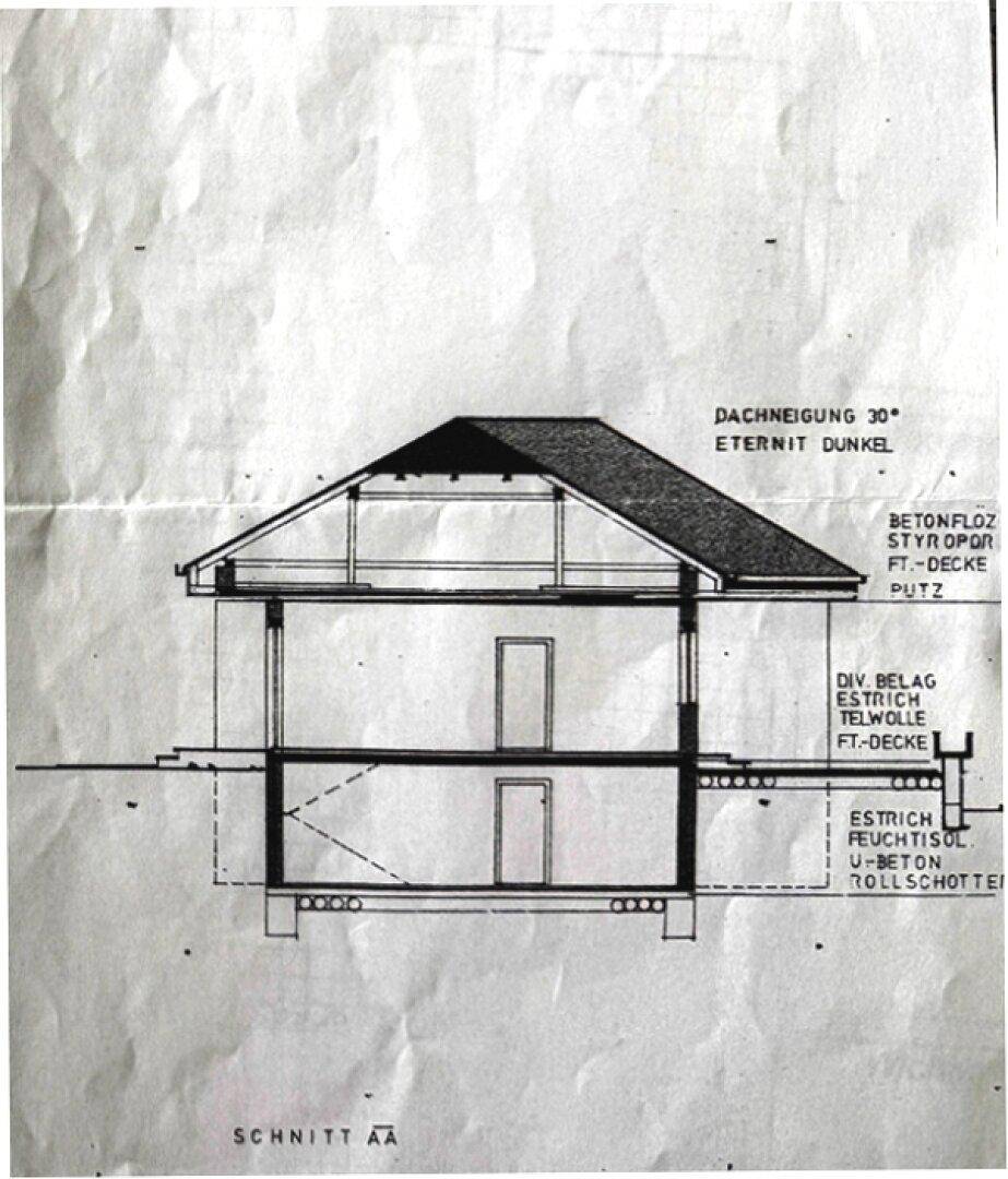 Architektonischer Schnitt des Wohnhauses mit Dachneigung und Konstruktionsdetails.